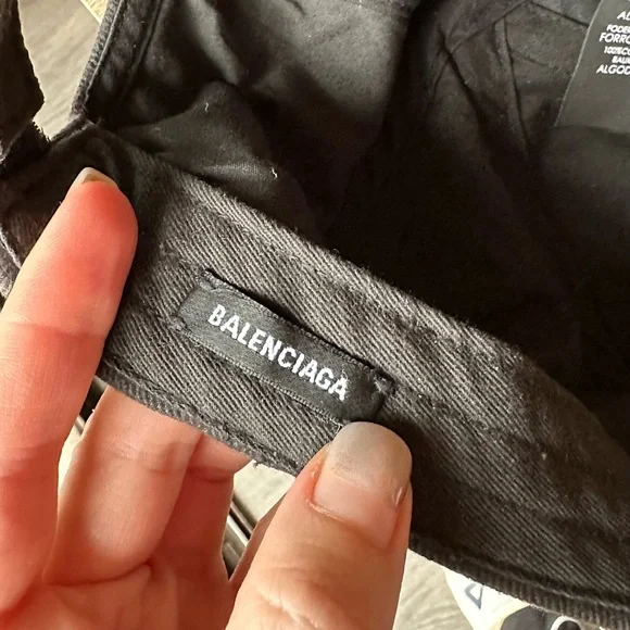 Balenciaga cap.
No fade.
Found it on resale.
No dust bag or receipt. - Picture 5 of 7